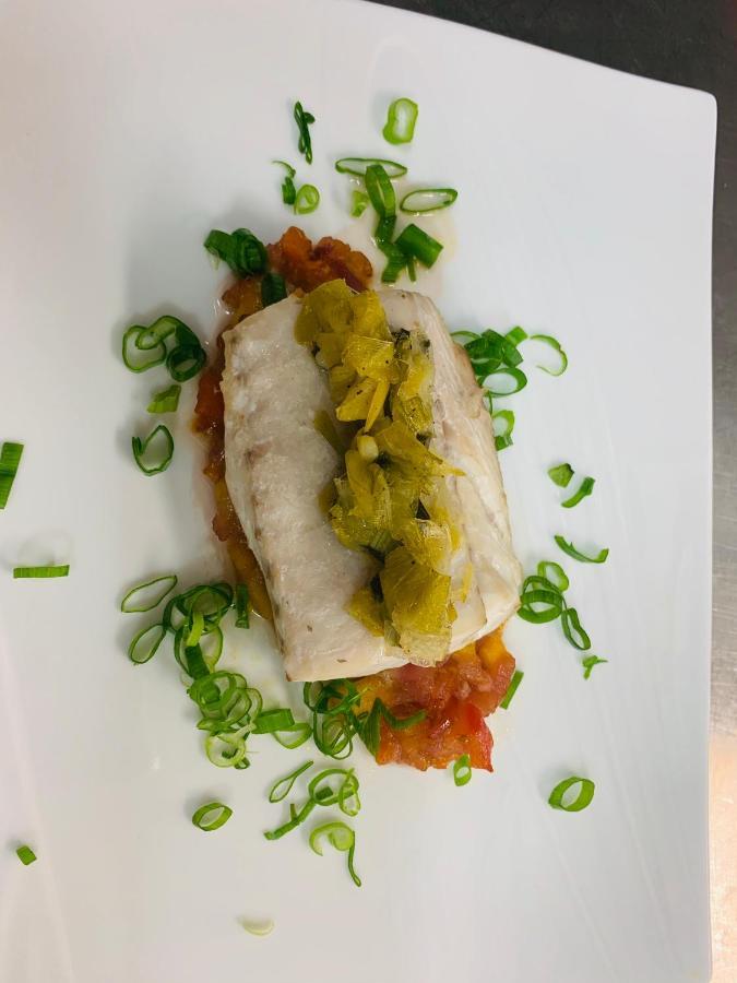 Logis Hotel Restaurant Hostellerie De La Tour Fontvieille Luaran gambar