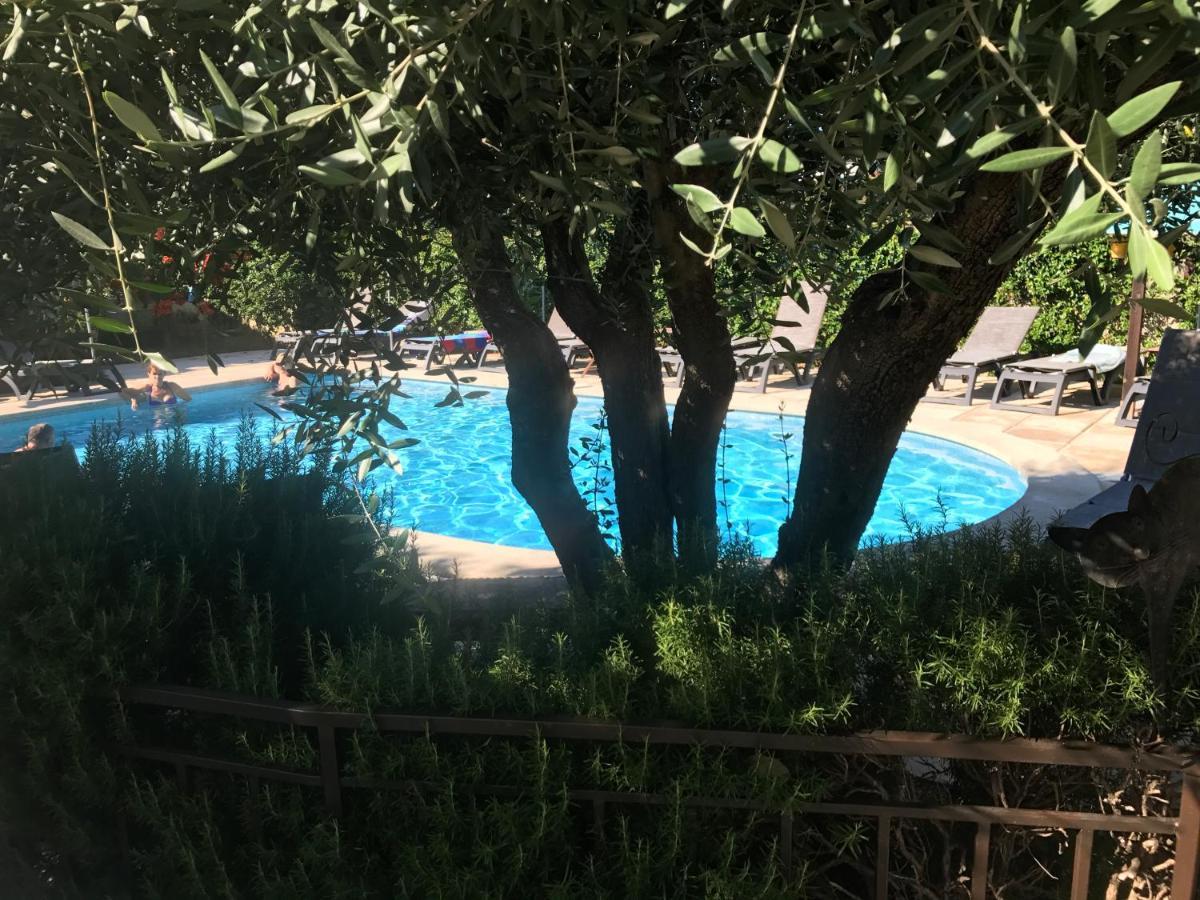 Logis Hotel Restaurant Hostellerie De La Tour Fontvieille Luaran gambar