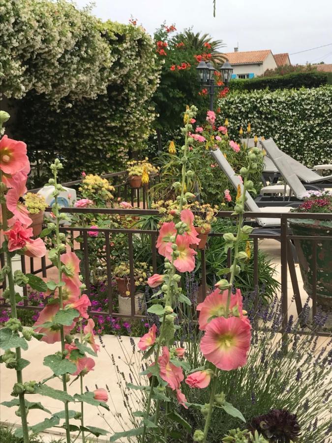Logis Hotel Restaurant Hostellerie De La Tour Fontvieille Luaran gambar