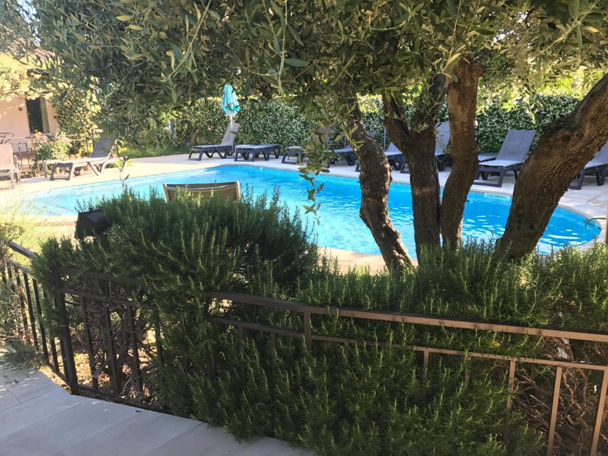Logis Hotel Restaurant Hostellerie De La Tour Fontvieille Luaran gambar
